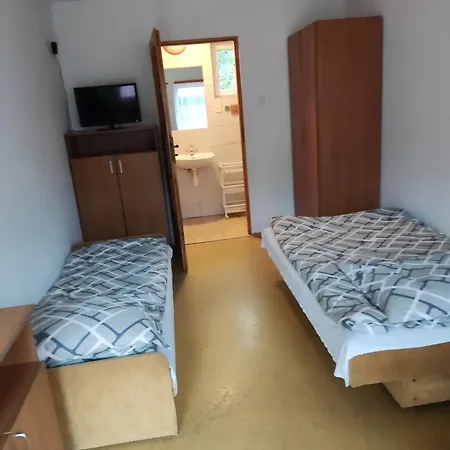 Pokoje Goscinne Pod Debem